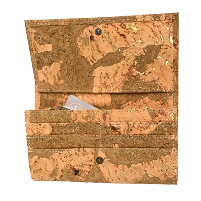 Carteira de cortiça bege e castanha com fecho e divisórias para cartões