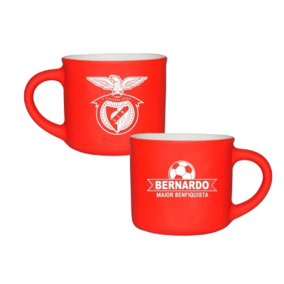 Dois canecas vermelhas com logótipo e texto branco