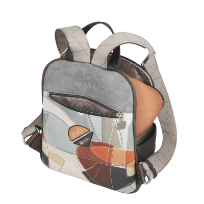 Mochila pequena colorida com padrão geométrico e alças ajustáveis.