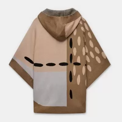 Poncho com capuz e padrões geométricos em tons terra