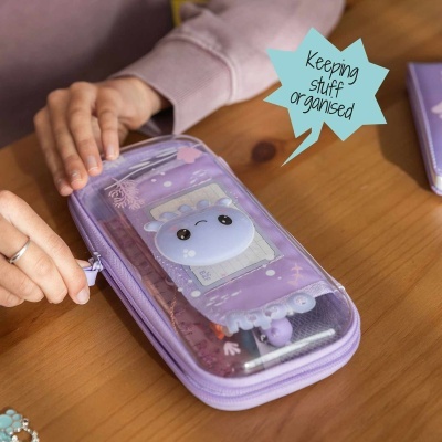 Estojo escolar transparente roxo com fecho e decoração de desenho animado azul