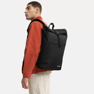 Mochila preta EASTPAK com fecho e alças acolchoadas usada por homem