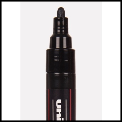 Marcador permanente preto com ponta grossa e rótulo com texto em branco e vermelho