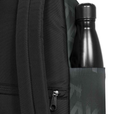 Mochila preta com garrafa térmica preta no bolso lateral