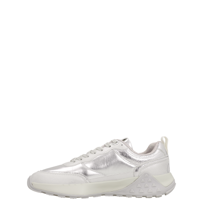 Sapatilha desportiva prateada com sola branca e detalhes em relevo