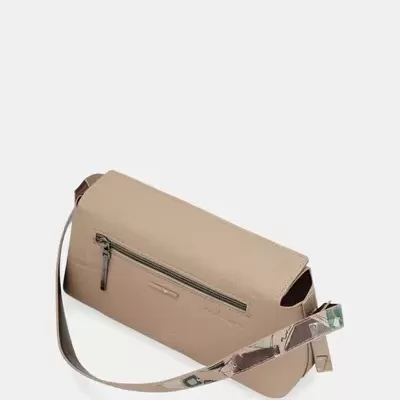 Bolsa bege com fecho metálico e alça padrão geométrico