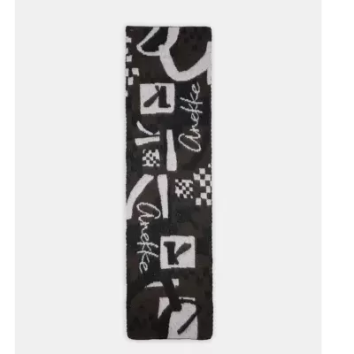 Cachecol com padrões geométricos e texto Onefke em cores preto, branco e castanho