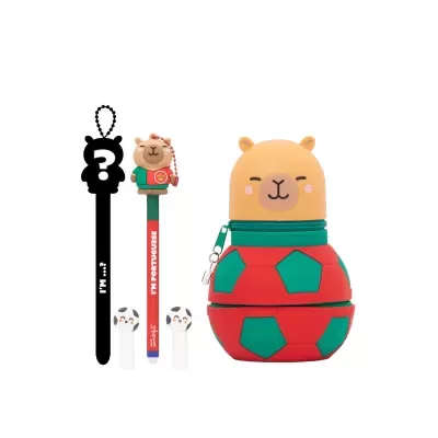 Produtos com temática de urso incluindo caneta, marcadores de página e carteira em forma de bola de futebol