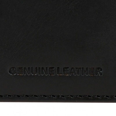 Pele preta com texto gravado 'GENUINE LEATHER' e costura inferior