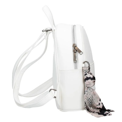 Mochila branca com fecho de correr prateado e echarpe pendurada