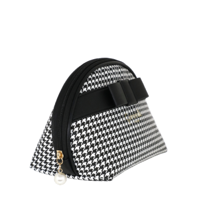 Bolsa de mão triangular pied-de-poule preto e branco com laço e fecho com pérola