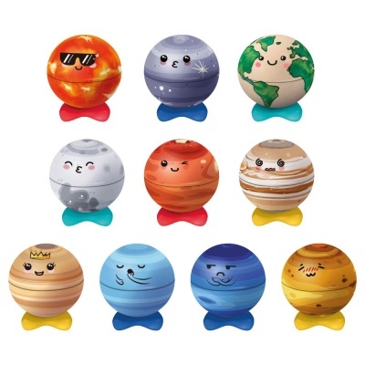 Brinquedos em forma de planetas coloridos com carinhas e bases coloridas