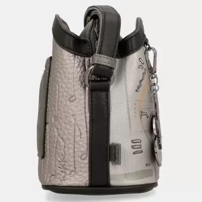 Bolsa pequena cinza e branca com detalhes em preto e textura granulada