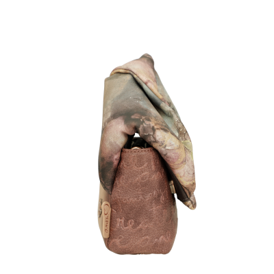 Mala de mão castanha com padrão em relevo e lenço estampado colorido