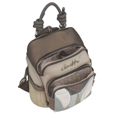 Mochila pequena bege e castanha com alças cinza e padrão geométrico