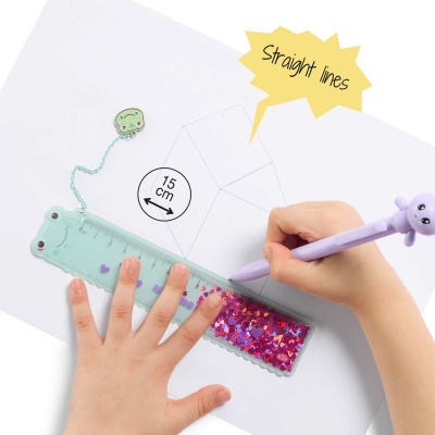Régua azul transparente com confetes e caneta lilás com boneco desenhando linhas retas num papel branco.