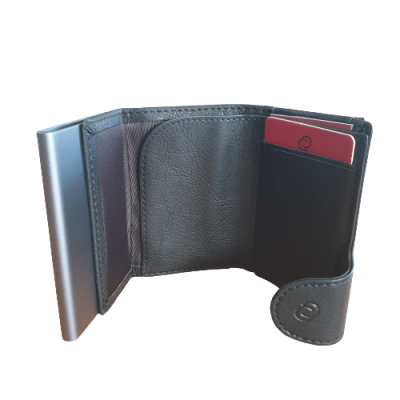 Carteira preta com interior em couro e fecho, com cartão vermelho visível