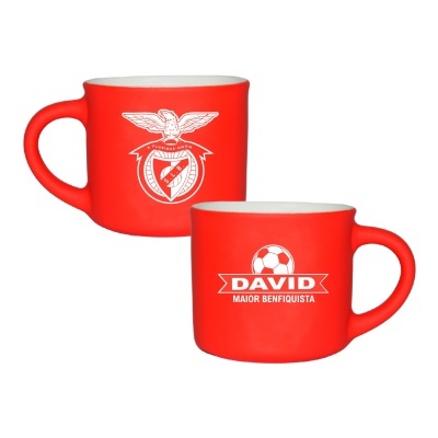 Conjunto de duas canecas vermelhas com logotipos e texto branco
