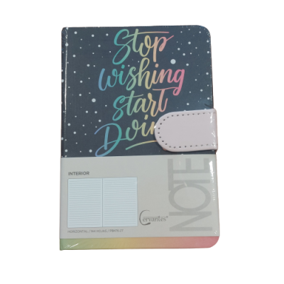 Caderno com capa azul estampada, texto colorido e fecho branco