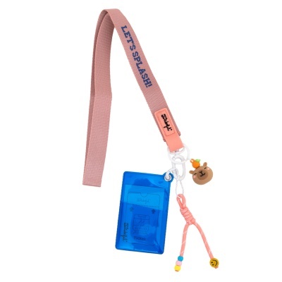Cordão rosa com porta-bilhete azul e adorno de urso com pêra