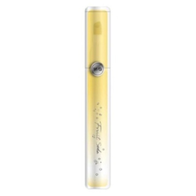 Frasco spray transparente com líquido amarelo e texto Fresh Skin