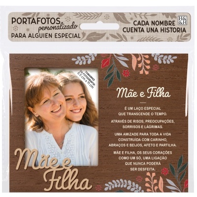 Porta-fotos de madeira com decoração floral e texto sobre mãe e filha, embalagem plástica transparente.