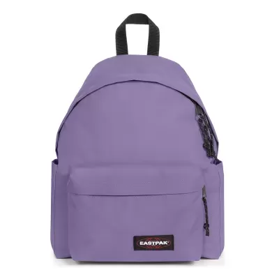 Mochila roxa Eastpak com bolso frontal e etiqueta visível