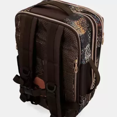 Mochila castanha com padrão colorido e alças acolchoadas