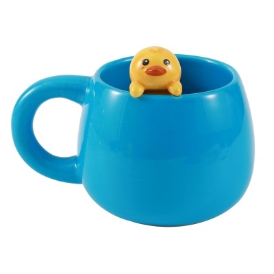 Caneca azul com pequeno pato amarelo na borda interior
