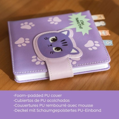 Caderno lilás com capa acolchoada e fecho de gato