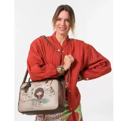 Mulher com casaco vermelho e mala ilustrada bege