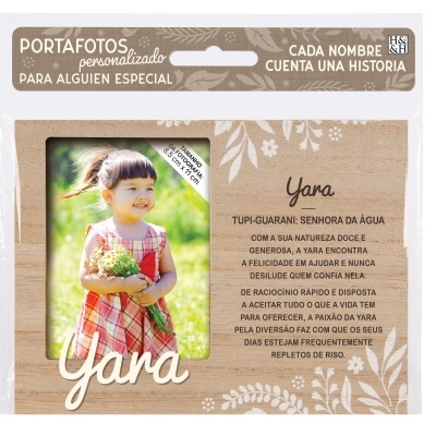 Portafotos personalizado em padrão madeira com foto de criança e texto Yara.