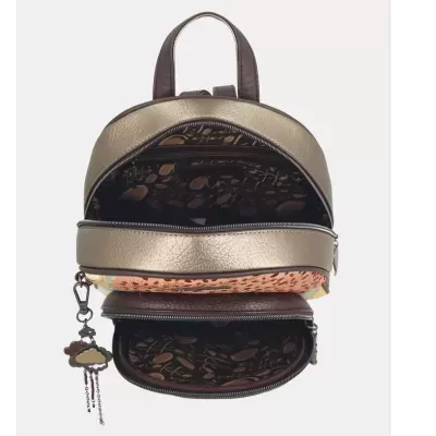 Mochila pequena floral com interior estampado e pendente decorativo.
