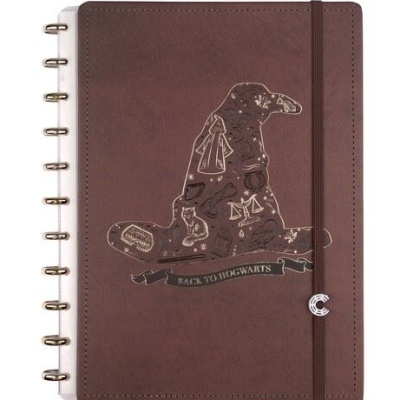 Caderno castanho com chapéu seletor e texto BACK TO HOGWARTS