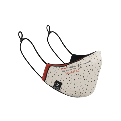 Máscara facial branca com padrão de manchas pretas e texto vermelho e preto