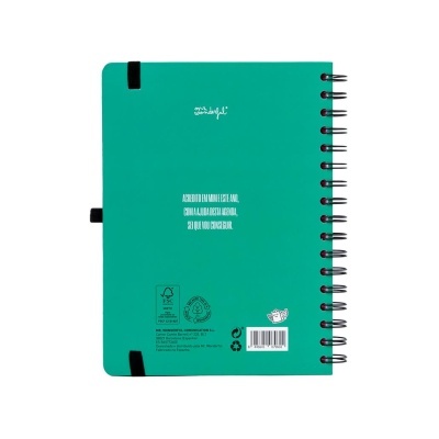 Agenda espiralada verde com texto branco e fechos elásticos pretos