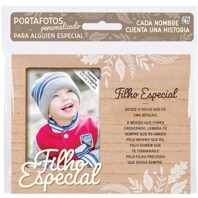 Porta-fotos personalizado em madeira clara com decoração de folhas brancas e texto em português, com fotografia de criança sorridente com gorro e casaco vermelho.