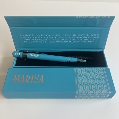 Caneta azul com caixa azul detalhada e texto em português