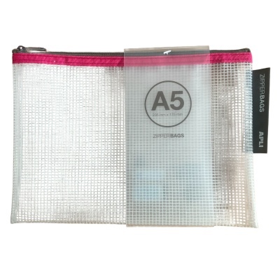 Bolsa transparente de malha plástica com fecho rosa e etiqueta com texto