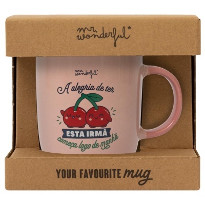 Caneca rosa com cerejas e texto dentro de caixa de cartão
