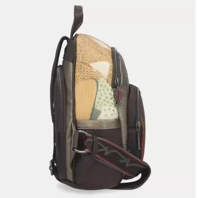 Mochila compacta patchwork castanha e bege com fechos de correr e alças detalhadas
