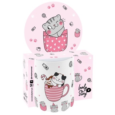 Caneca branca com gato numa chávena rosa, embalagem rosa com desenhos de gatos.