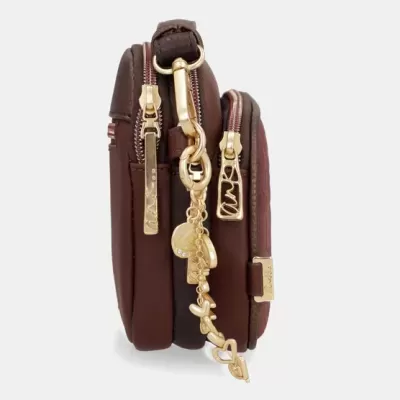 Bolsa castanha pequena com fechos dourados e pendent decorativo