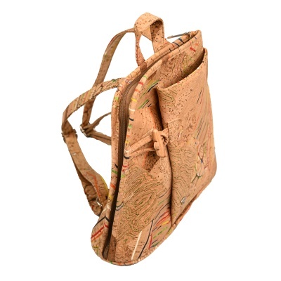 Mochila de cortiça bege com padrão natural e detalhes coloridos, bolso frontal com aba, fecho de correr e alças ajustáveis.