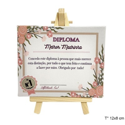 Diploma Melhor Madrinha em tela com flores, apoiado num cavalete de madeira.
