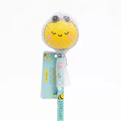 Lápis HB com cabeça de abelha amarelo sorridente e corpo azul decorado com abelhas e flores, embalado em rede branca com etiqueta azul.