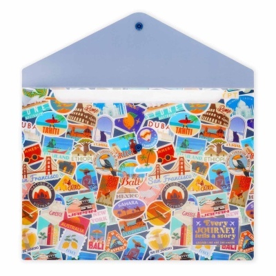 Envelope plástico azul com selos coloridos de destinos turísticos e botão azul.