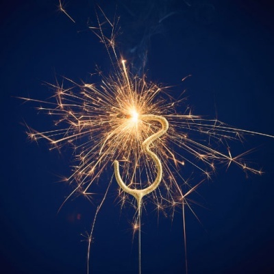 Vela de espetáculo em forma do número 3 com faíscas douradas