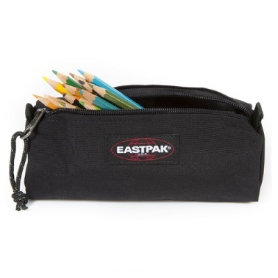 Estojo preto da marca EASTPAK com lápis de cor