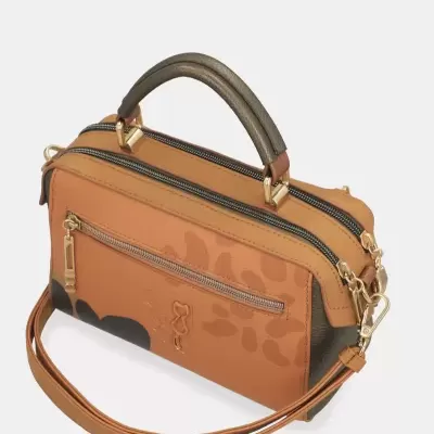 Mala de mão castanha com padrão castanho e alças escuras.